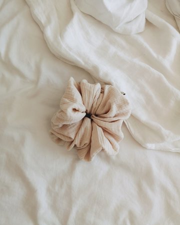 Gloria statement scrunchie