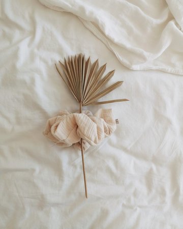 Gloria statement scrunchie