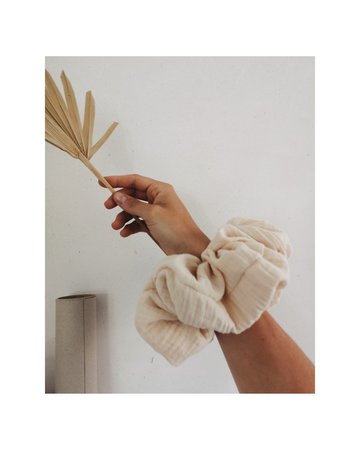 Gloria statement scrunchie