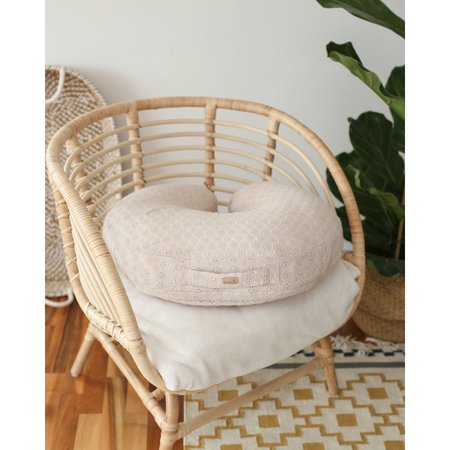 Broderie voedingskussen beige
