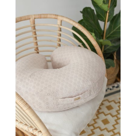 Broderie voedingskussen beige